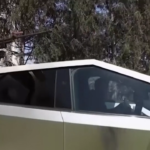 Russia, Ramzan Kadyrov sulla Tesla Cybertruck (con mitragliatrice)