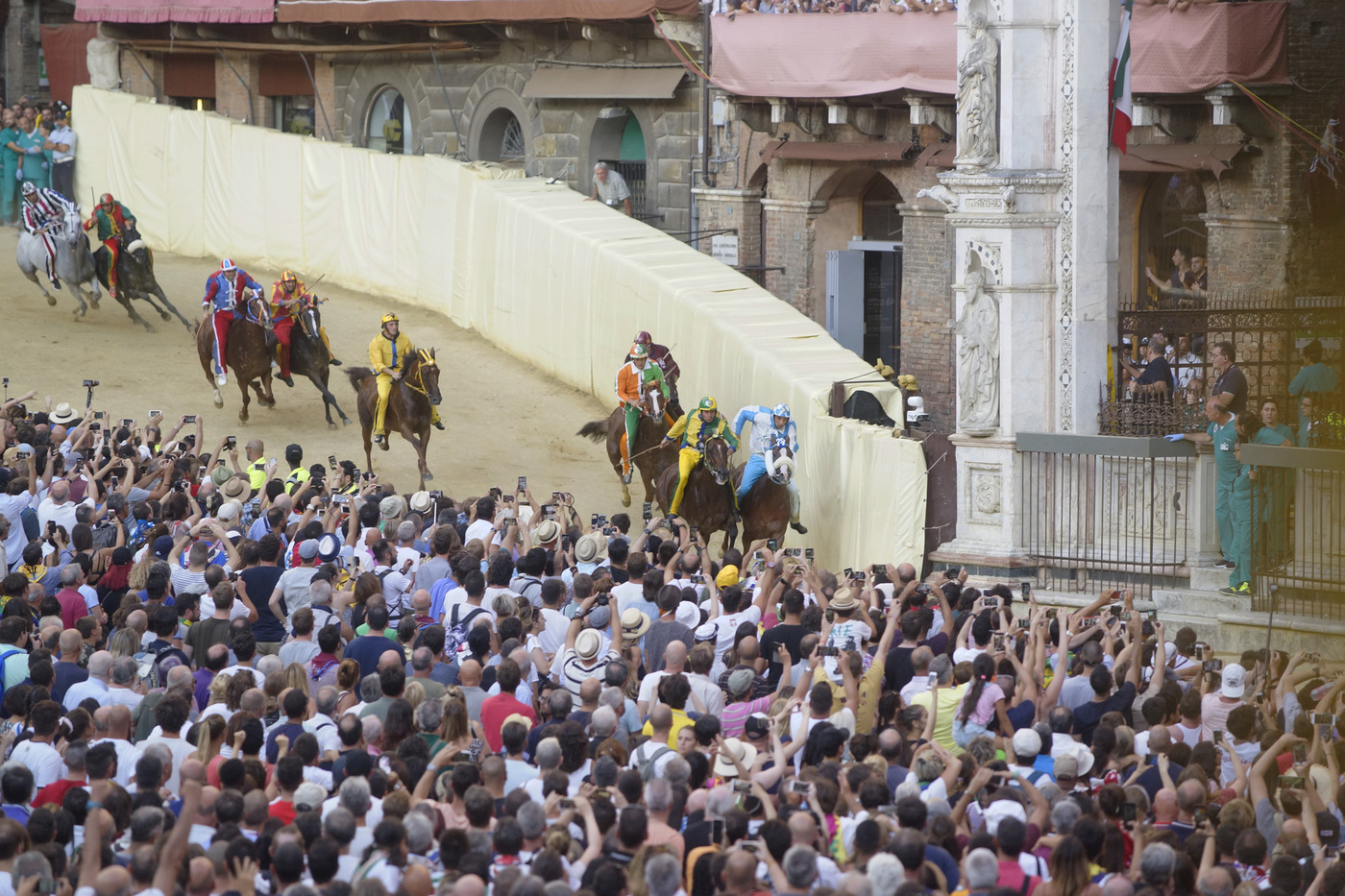 Palio Siena, vince la contrada della Lupa: prima volta dal 2018