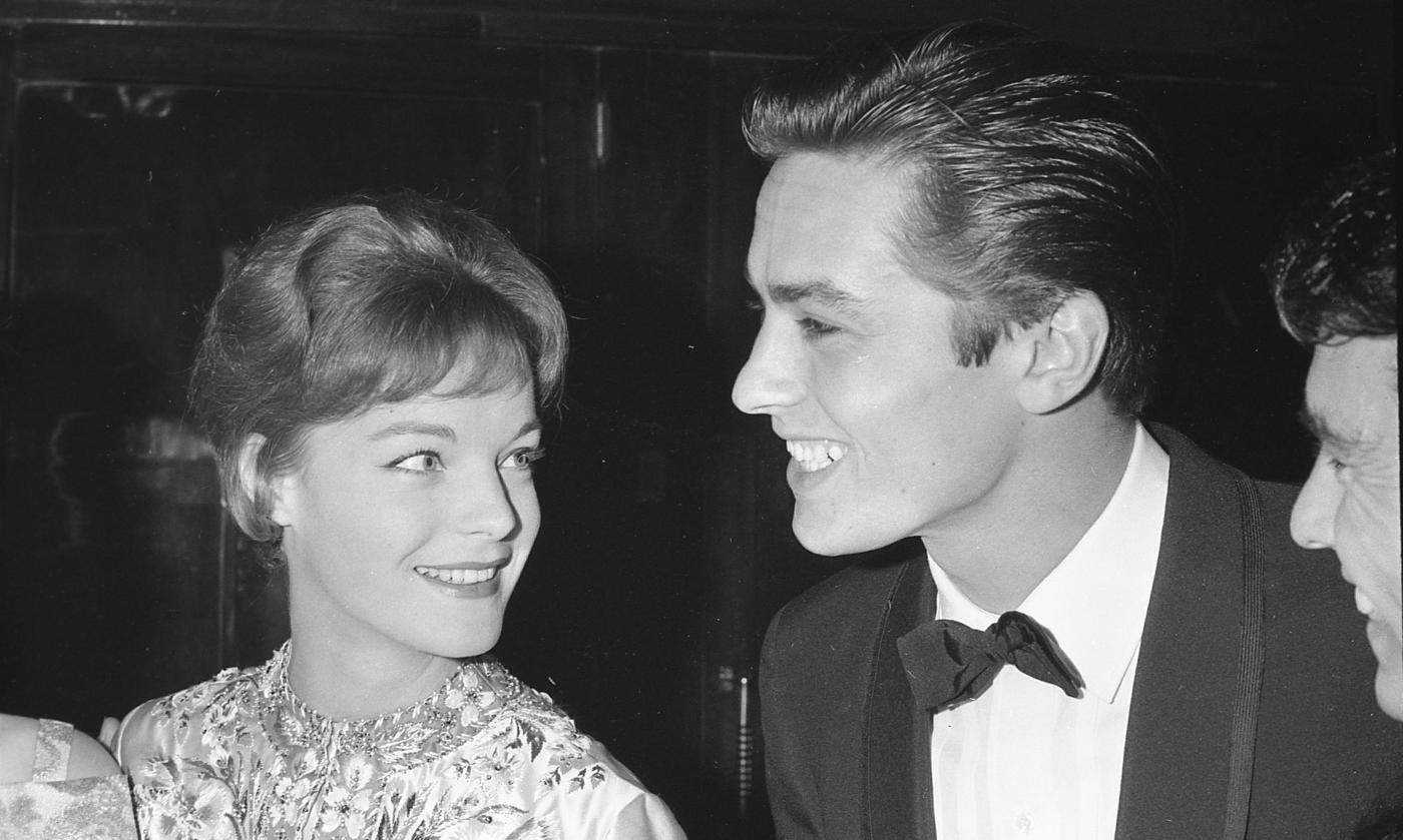 Alain Delon, il rapporto del divo con le donne e l’amore per Romy Schneider e Dalida