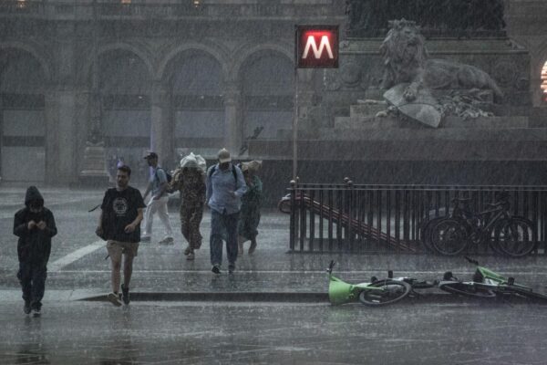 Maltempo a Milano, temporali piogge e vento in Piazza Duomo