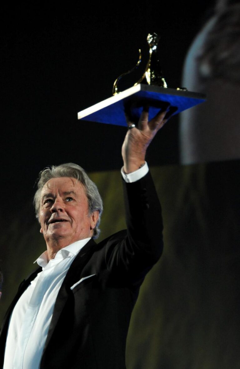 Addio ad Alain Delon, le più belle foto dell’attore francese