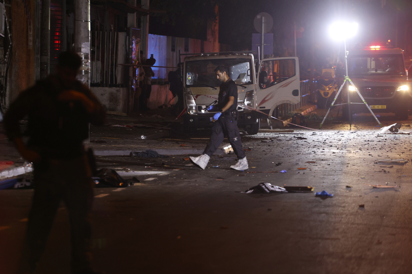 Israele, esplode camion a Tel Aviv: un morto. Hamas e Jihad rivendicano attacco