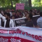 India, centinaia di medici protestano fuori dal ministero della Salute