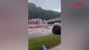 Usa, i vigili del fuoco salvano alcune persone bloccate in un ristorante durante un’alluvione