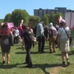 Usa, folla di manifestanti si riunisce a Chicago fuori dalla Convention democratica