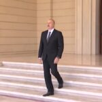 Azerbaigian, Putin saluta il presidente Aliyev al suo arrivo a Baku
