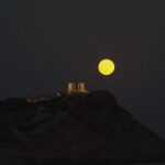 Grecia, la superluna splende nei cieli di Atene sopra il tempio di Poseidone