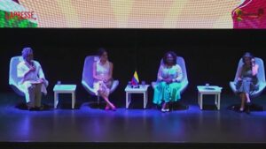 Harry e Meghan in Colombia, la duchessa di Sussex parla in spagnolo durante un panel: la gioia del pubblico in sala