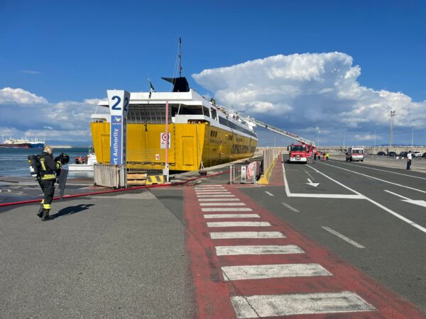 Livorno, incendio su traghetto per l’Elba: evacuate 300 persone