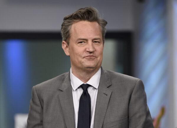 Matthew Perry, la creatrice di “Friends” esorta i fan a ricordarlo per la sua eredità