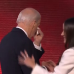 Usa 2024, il commosso abbraccio di Biden alla figlia Ashley sul palco di Chicago