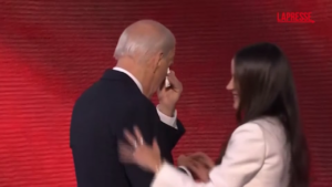 Usa 2024, il commosso abbraccio di Biden alla figlia Ashley sul palco di Chicago