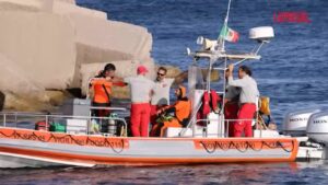 Palermo, yacht affondato: sommozzatori aprono varco nella barca