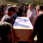 Israele, centinaia di persone ai funerali di uno dei cinque ostaggi ritrovati a Gaza