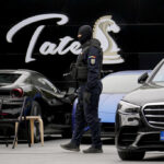 Andrew Tate, perquisizioni in casa dell’influencer: nuove accuse per tratta di minori
