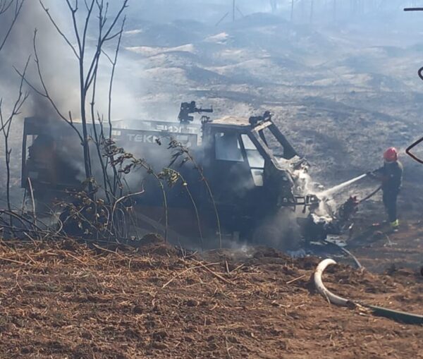 Roma, vasto incendio a Cinecittà Est: quattro operatori ustionati