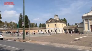 Torino, molte persone ai funerali della bimba di etnia rom investita mentre chiedeva l’elemosina