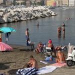 Napoli, bagnanti in mare nonostante divieto balneazione