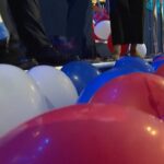 Usa 2024: Chicago, i dipendenti dello United Center scoppiano i palloncini dopo la Convention Democratica