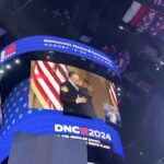 Usa 2024, il bacio tra Kamala Harris e il marito alla fine della convention democratica