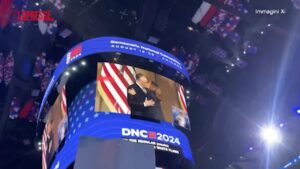 Usa 2024, il bacio tra Kamala Harris e il marito alla fine della convention democratica