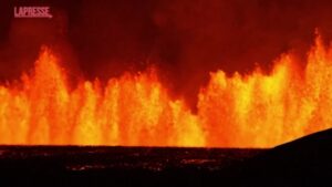 Islanda, nuova eruzione nella penisola Reykjanes: le immagini spettacolari