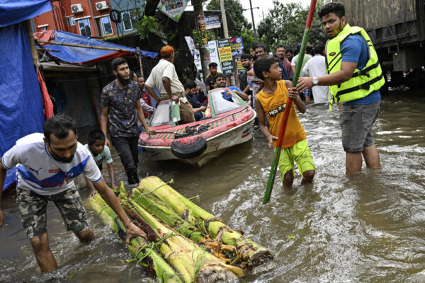 Bangladesh, inondazioni colpiscono 4.5 milioni persone: 13 vittime