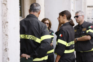 Incendio Cinecittà, ancora gravi quattro ustionati: martedì saranno operati