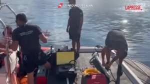 Naufragio yacht, sommozzatori cercano l’ultimo corpo recuperato: il video della Guardia Costiera