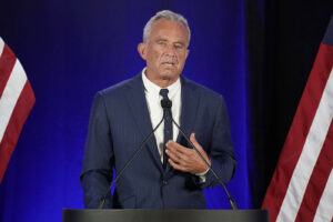 Usa 2024, Robert F. Kennedy Jr: “Sospendo la mia campagna presidenziale”