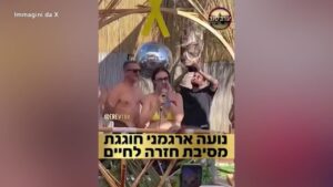 Israele, l’ex ostaggio Noa Argamani balla con il padre a una festa