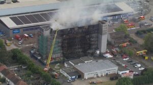 Londra, in fiamme condominio nella zona est della città: feriti