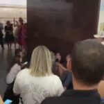 Ucraina, allarme aereo a Kiev: il video dei residenti che cantano l’inno in metropolitana