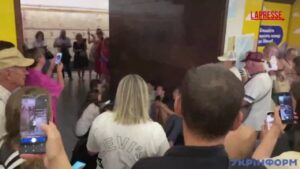 Ucraina, allarme aereo a Kiev: il video dei residenti che cantano l’inno in metropolitana