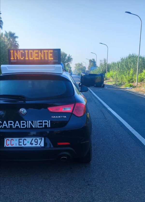 Auto ribaltata nel Napoletano, denunciata la madre della bimba morta