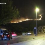 Croazia, vigili del fuoco e aerei combattono incendio vicino a Spalato
