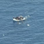 Migranti, Sea Watch diffonde video di gommone sovraffollato prima di salvataggio nel Mediterraneo