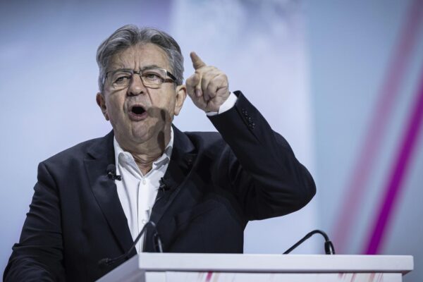 Francia, Mélenchon: “Lfi presenterà mozione per destituire Macron”