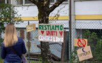 Presidio del sindacato Filt Cigl dei lavoratori della scuola davanti alla sede dell’Istituto Iqbal Masih di Pioltello