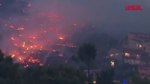 Croazia, bruciano le colline di Spalato: le fiamme circondano le abitazioni