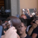 Napoli, Lukaku a Roma per le visite mediche: tifoso cade e lui lo aiuta ad alzarsi