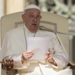 Vaticano, il Papa: “Accogliere chi chiede aiuto, senza distinzioni e chiusure”