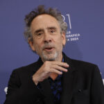 Venezia 81, Tim Burton apre mostra: “Torno con ‘Beetlejuice Beetlejuice’, ma non per soldi”