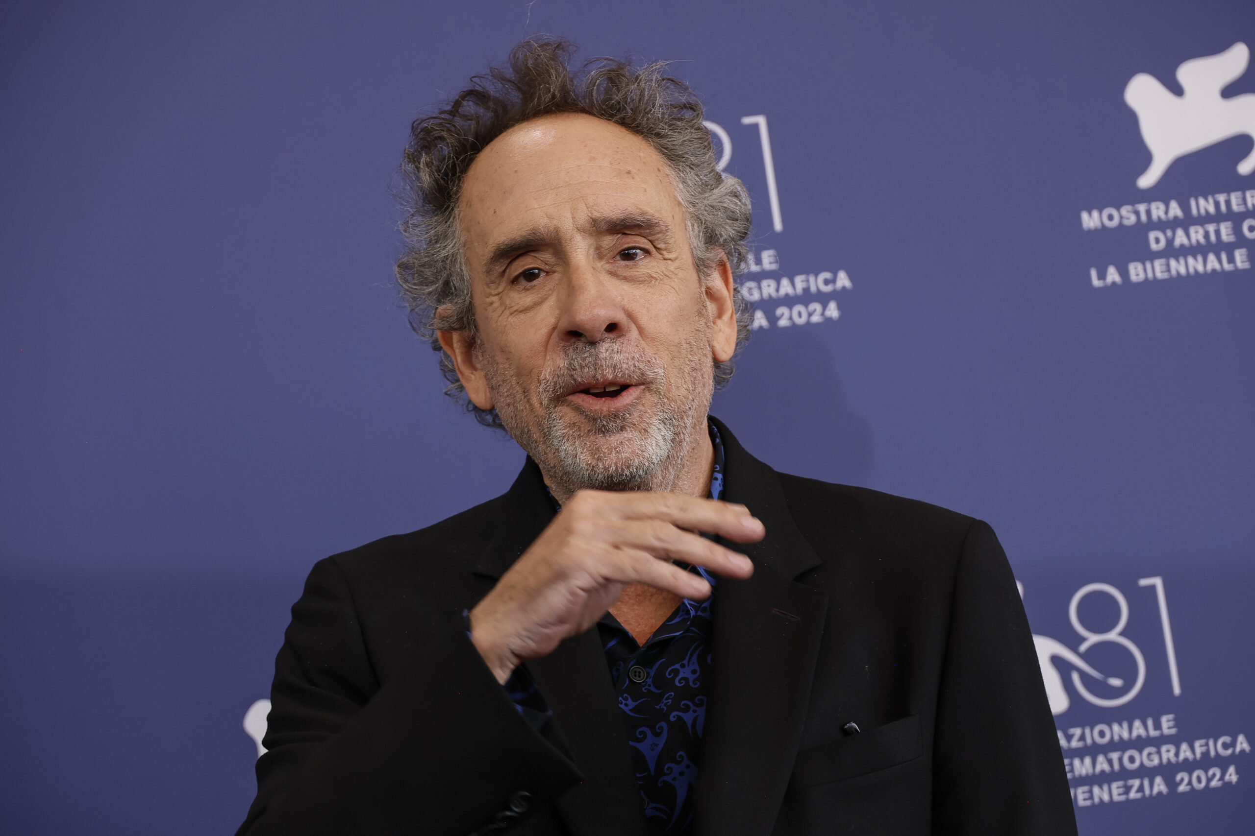Venezia 81, Tim Burton apre mostra: “Torno con ‘Beetlejuice Beetlejuice’, ma non per soldi”