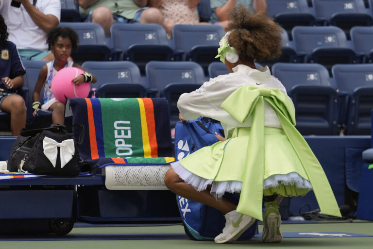 Naomi Osaka sceglie outfit speciale con nastri e fiocchi verdi per gli Us Open: le foto