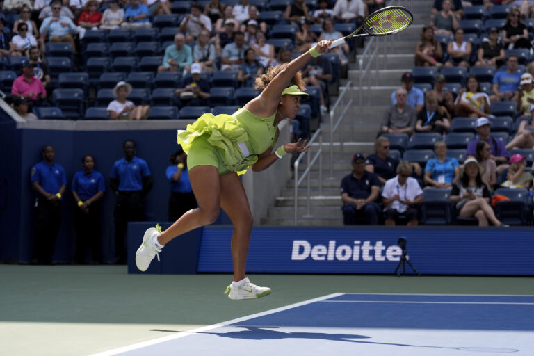 Naomi Osaka sceglie outfit speciale con nastri e fiocchi verdi per gli Us Open: le foto