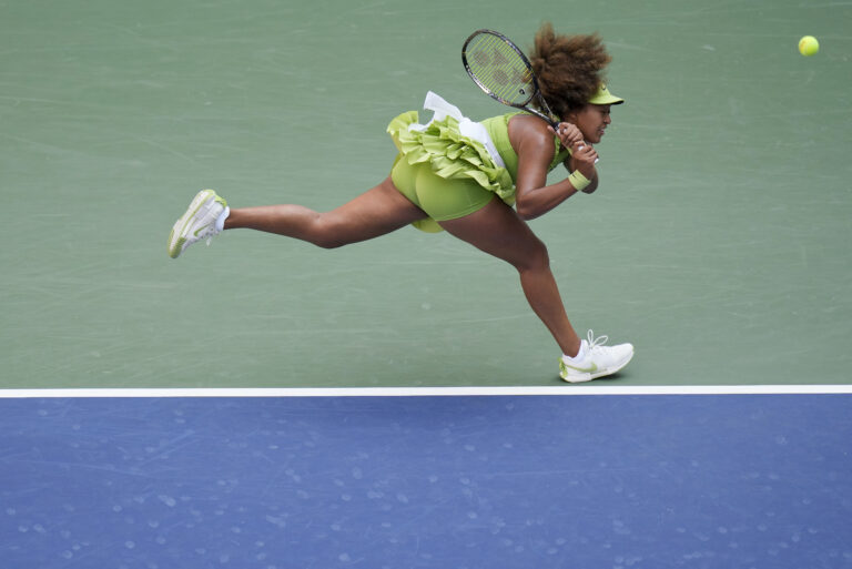 Naomi Osaka sceglie outfit speciale con nastri e fiocchi verdi per gli Us Open: le foto