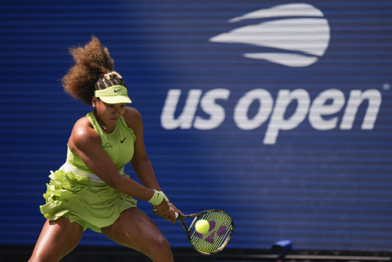 Naomi Osaka sceglie outfit speciale con nastri e fiocchi verdi per gli Us Open: le foto