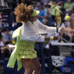 Naomi Osaka sceglie outfit speciale con nastri e fiocchi verdi per gli Us Open: le foto