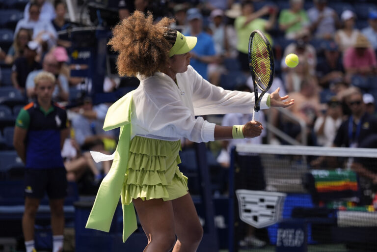 Naomi Osaka sceglie outfit speciale con nastri e fiocchi verdi per gli Us Open: le foto